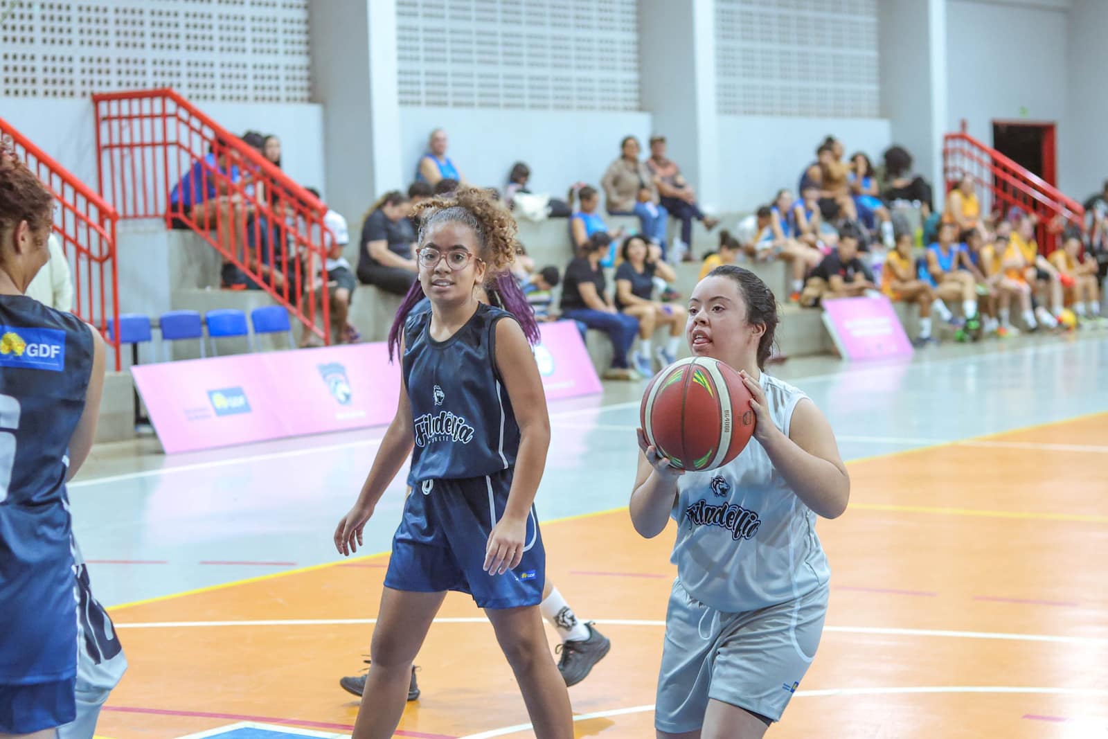Filadélfia Kids: Primeiro contato das crianças com a quadra, com foco em fundamentos, coordenação e disciplina.