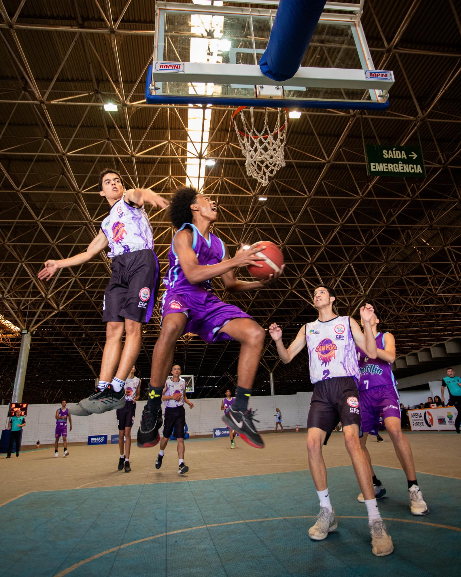 Atletas da Filadélfia Basquete comemorando em quadra