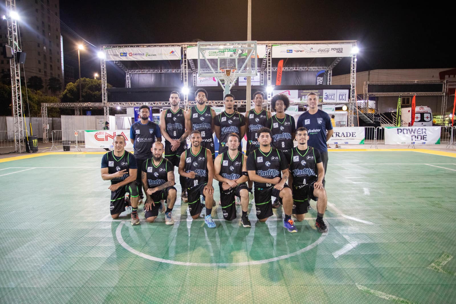 Equipe da Filadélfia Basquete reunida em quadra antes do jogo
