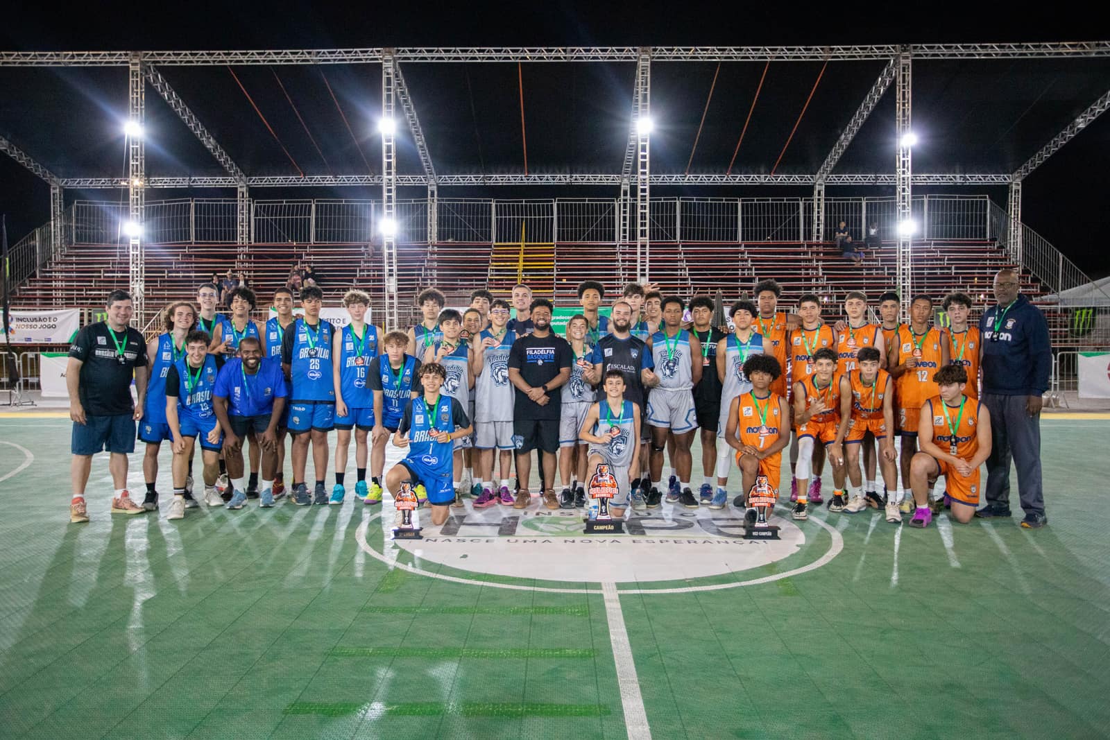 Todas as equipes participantes reunidas em quadra com os troféus ao final da Copa Hope de Basquete