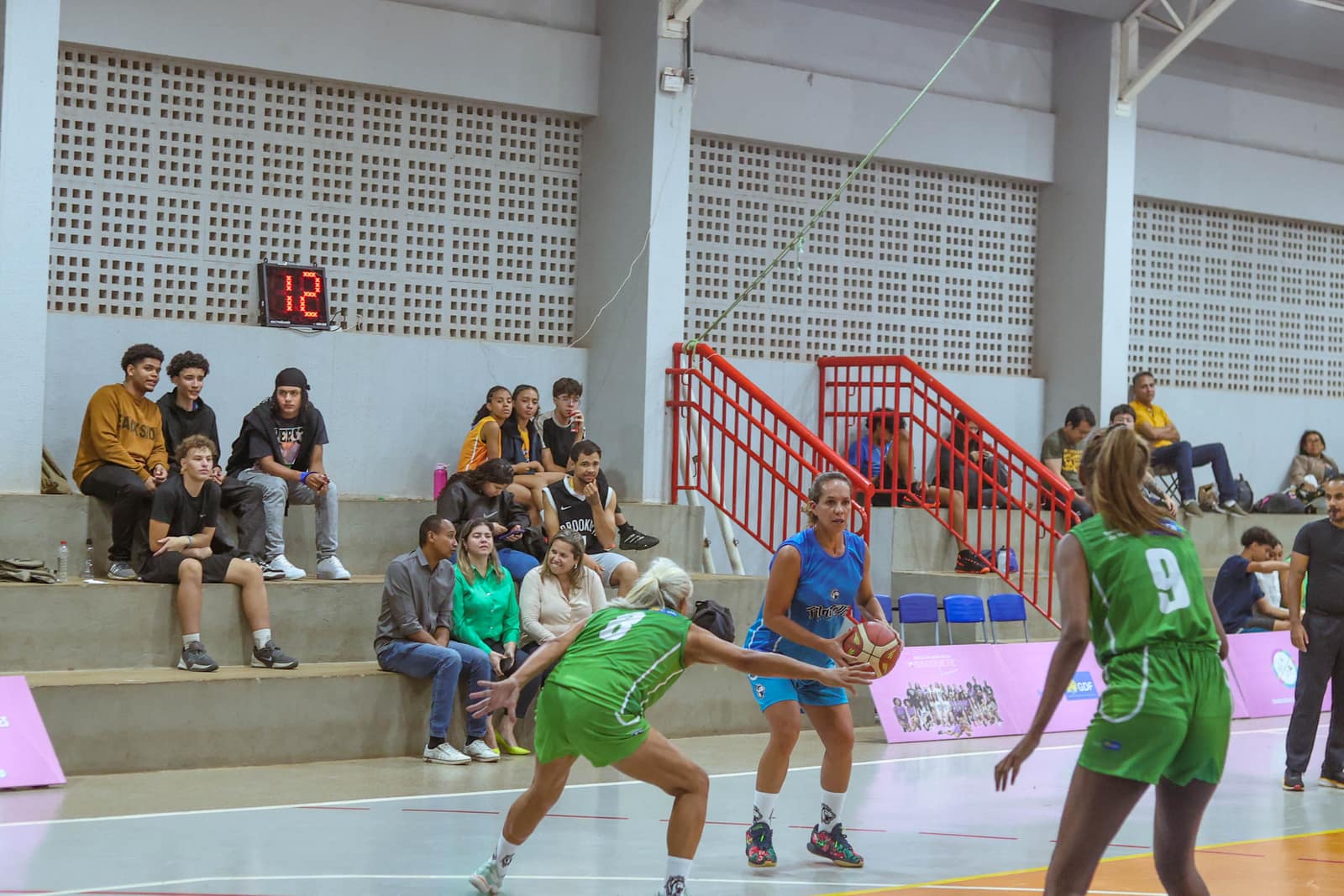 Atleta da Filadélfia faz o passe durante partida do basquete feminino