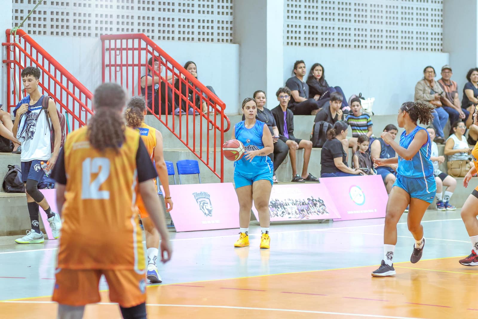 Partida do basquete feminino da Filadélfia em quadra cheia