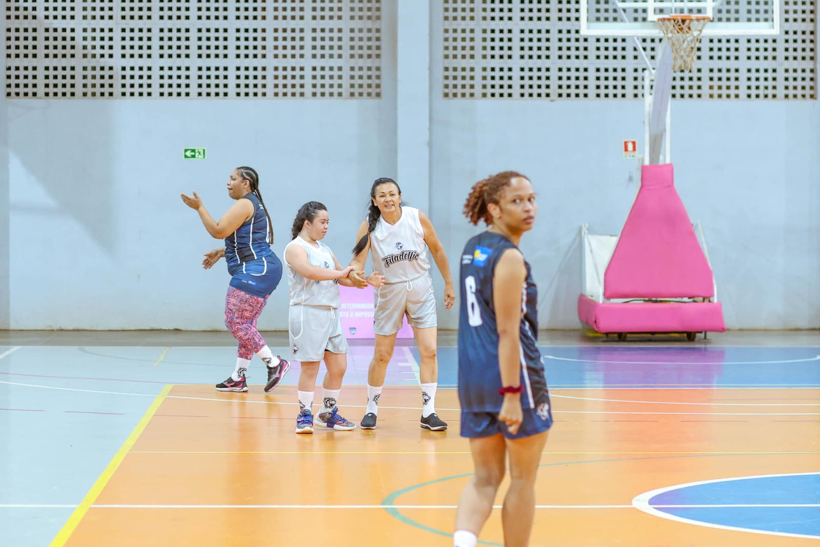Atletas da frente feminina da Filadélfia em quadra, com espaço para todas