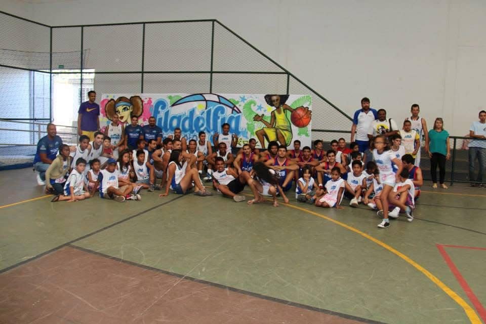 Registro histórico do início da Filadélfia, atletas reunidos no ginásio
