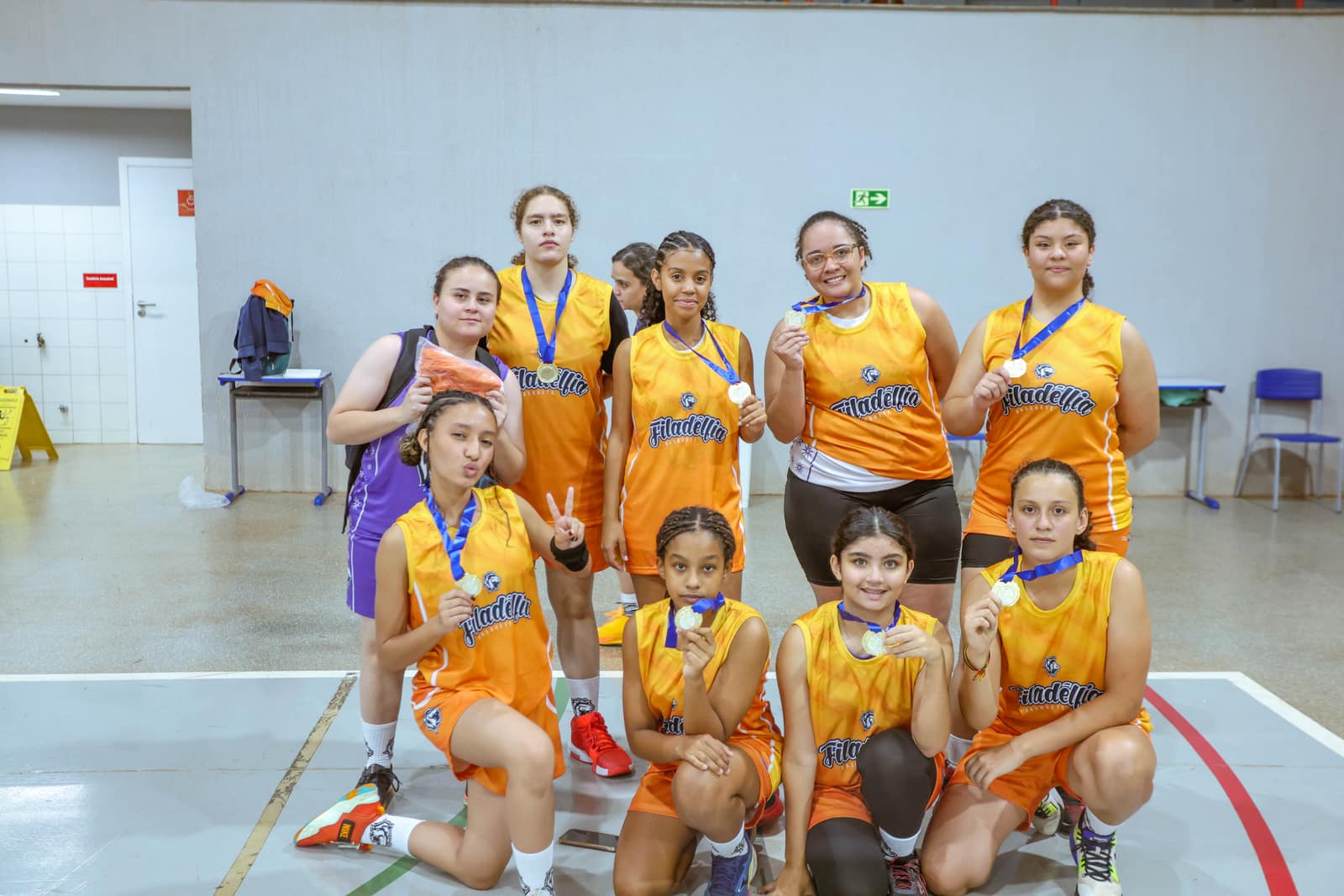 Equipe de base da Filadélfia reunida com as medalhas após a competição